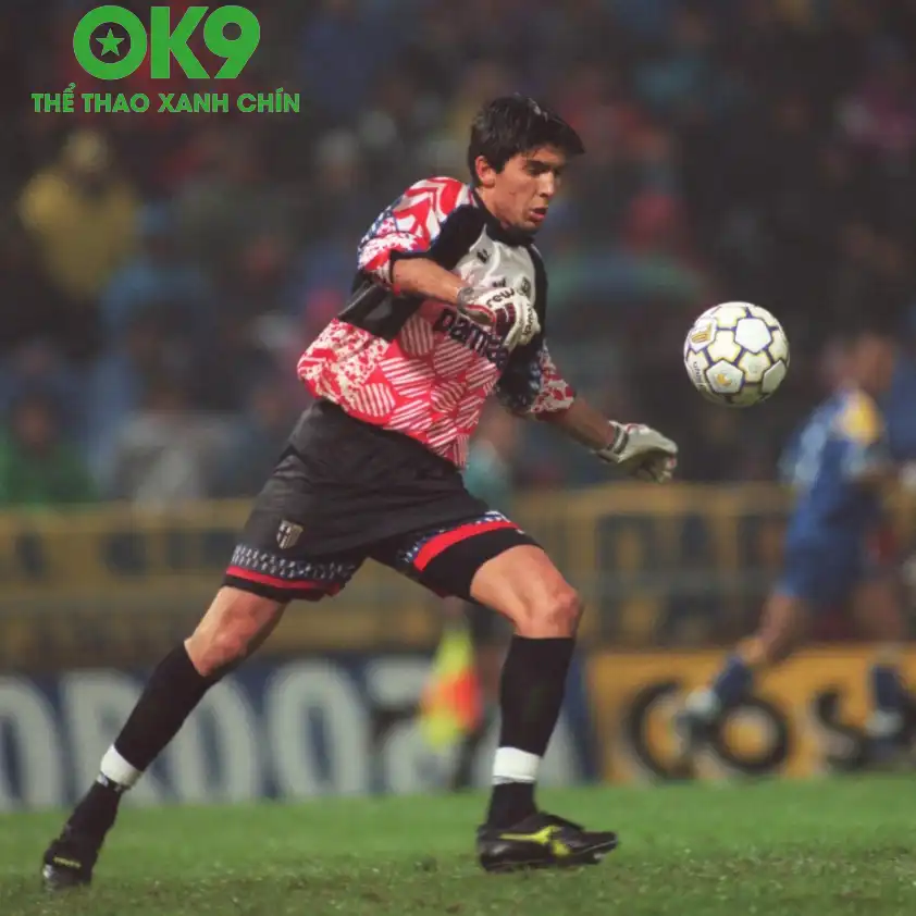 Gianluigi Buffon ra mắt Serie A vào ngày 19/11/1995 (Ảnh: UEFA Champions League).